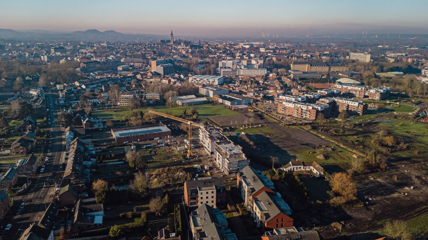 Vue d’ensemble du projet 🏗️ – Découvrez l'avancement du chantier de cette résidence de standing en plein cœur de Mons, alliant modernité et cadre verdoyant. 🌿✨